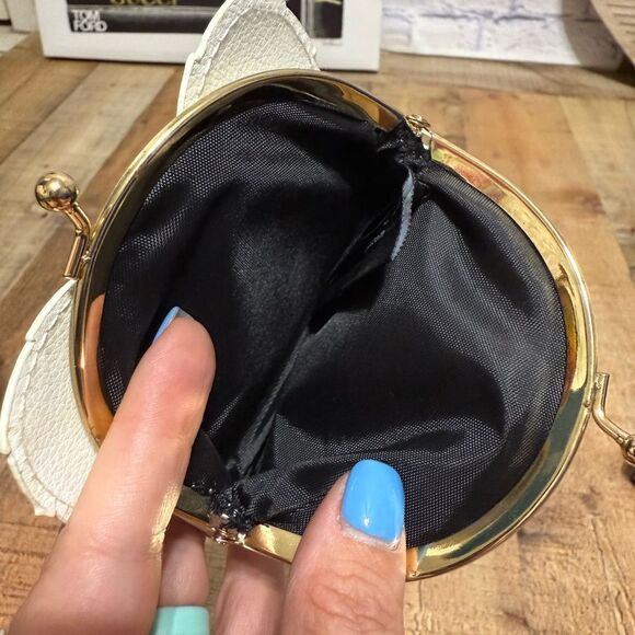 Bioworld
Harry Potter Hedwig Letter to Hogwarts Kiss Lock Coin Pouch - Picture 4 of 9